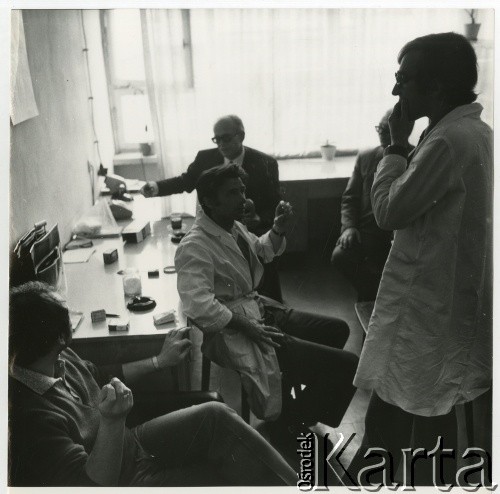 Lata 70., Polska.
Instytut Badań Jądrowych. Narada robocza, od lewej: mgr inż. Józef Mencel, mgr inż. Juliusz Mateńko, doc. inż. Józef Janiczek, mgr inż. Mikołaj Potocki, mgr inż. Benedykt Soczówka.
Fot. Irena Jarosińska, zbiory Ośrodka KARTA


