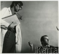 Lata 70., Polska.
Mgr inż. Benedykt Soczówka i mgr inż. Józef Mencel podczas narady w Instytucie Badań Jądrowych.
Fot. Irena Jarosińska, zbiory Ośrodka KARTA