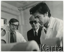 Lata 70., Polska.
Laboratorium analizy fotoaktywacyjnej w Instytucie Badań Jądrowych. Od lewej mgr inż. Benedykt Soczówka, doc. inż. Józef Janiczek i mgr inż. Juliusz Mateńko (kierownik laboratorium).
Fot. Irena Jarosińska, zbiory Ośrodka KARTA