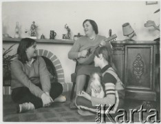 Lata 70. lub 80., Zazdrość, Polska.
Nauczycielka Józefa Kampowa z dziećmi.
Fot. Irena Jarosińska, zbiory Ośrodka KARTA