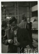 Lata 50., Warszawa, Polska.
Jerzy Beeger z aparatem Reflekta II.
Fot. Irena Jarosińska, zbiory Ośrodka KARTA