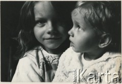 Lata 70. lub 80., Polska.
Dzieci.
Fot. Irena Jarosińska, zbiory Ośrodka KARTA