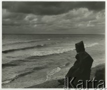 Lata 50., Ustka, Polska.
Marek Jarosiński (syn fotografki) nad morzem.
Fot. Irena Jarosińska, zbiory Ośrodka KARTA