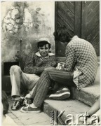 Lata 70., Polska.
Młodzi mężczyźni.
Fot. Irena Jarosińska, zbiory Ośrodka KARTA