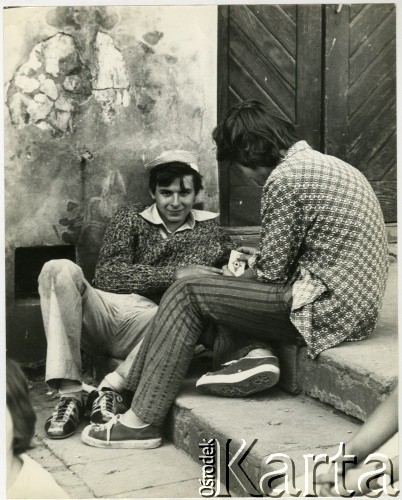 Lata 70., Polska.
Młodzi mężczyźni.
Fot. Irena Jarosińska, zbiory Ośrodka KARTA