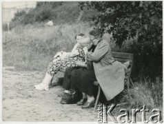 Brak daty, Warszawa, Polska.
Starsi ludzie na ławce.
Fot. Irena Jarosińska, zbiory Ośrodka KARTA