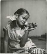 Lata 50., Warszawa, Polska.
Koleżanka Marka Jarosińskiego, syna fotografki.
Fot. Irena Jarosińska, zbiory Ośrodka KARTA