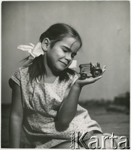 Lata 50., Warszawa, Polska.
Koleżanka Marka Jarosińskiego, syna fotografki.
Fot. Irena Jarosińska, zbiory Ośrodka KARTA