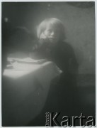 Lata 50., Polska.
Dziecko przy stole.
Fot. Irena Jarosińska, zbiory Ośrodka KARTA