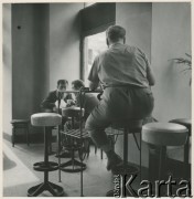 Lata 50. lub 60., Polska.
Mężczyźni w kawiarni.
Fot. Irena Jarosińska, zbiory Ośrodka KARTA