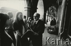 Lata 80., Kraków, Polska.
Grupa osób w Sukiennicach. 1. z lewej Irena Jarosińska.
Fot. NN, kolekcja Ireny Jarosińskiej, zbiory Ośrodka KARTA