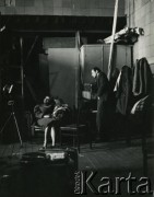 Lata 50. - lata 60., Warszawa, Polska.
Z prawej Miron Białoszewski.
Fot. Irena Jarosińska, zbiory Ośrodka KARTA