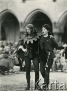 1964, Kraków, Polska.
Juwenalia. Studenci Państwowej Wyższej Szkoły Teatralnej im. Ludwika Solskiego podczas przedstawienia.
Fot. Irena Jarosińska, zbiory Ośrodka KARTA