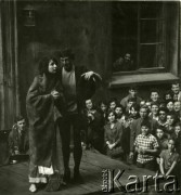 1964, Kraków, Polska.
Juwenalia. Studenci Państwowej Wyższej Szkoły Teatralnej im. Ludwika Solskiego podczas przedstawienia.
Fot. Irena Jarosińska, zbiory Ośrodka KARTA