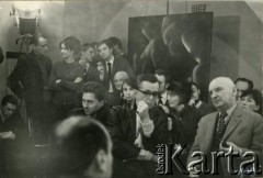 Brak daty, Warszawa, Polska.
Po prawej z fajką malarz Henryk Stażewski 
Fot. Irena Jarosińska, zbiory Ośrodka KARTA