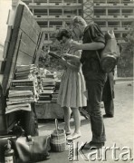 Po 1959, Warszawa, Polska.
Aktorka Teatru na Tarczyńskiej, malarka Maria Fabicka z mężem Bogusławem Choińskim, poetą i scenarzystą, przy ulicznym straganie z książkami.
Fot. Irena Jarosińska, zbiory Ośrodka KARTA
