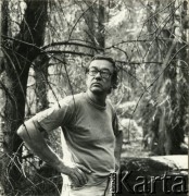 1982, Grobka, Polska.
Malarz Włodzimierz Borowski podczas pleneru malarskiego, zorganizowanego na działce fotoreporterki Ireny Jarosińskiej.
Fot. Irena Jarosińska, zbiory Ośrodka KARTA