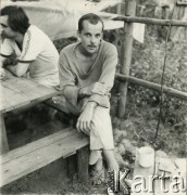 1982, Grobka, Polska.
Uczestnicy pleneru malarskiego, zorganizowanego na działce fotoreporterki Ireny Jarosińskiej. Z prawej fotograf Andrzej Michałowski.
Fot. Irena Jarosińska, zbiory Ośrodka KARTA