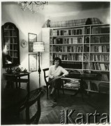 Brak daty, Polska.
Portret kobiety w mieszkaniu.
Fot. Irena Jarosińska, zbiory Ośrodka KARTA