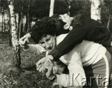 Lata 70., Polska.
Irena Szewińska (z domu Kirszenstein) - polska lekkoatletka, wielkokrotna medalistka olimpijska - ćwiczy z synem.
Fot. Irena Jarosińska, zbiory Ośrodka Karta.