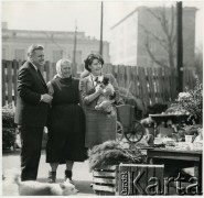 1965-1968, Warszawa, Polska.
Ambasador USA John Gronouski z żoną na ulicy Polnej przy skrzyżowaniu z Nowowiejską. W tle Instytut Techniki Cieplnej Politechniki Warszawskiej na ulicy Nowowiejskiej 21/25 - ujęcie w kierunku zachodnim.
Fot. Irena Jarosińska, zbiory Ośrodka KARTA 
