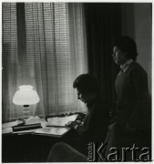 Lata 70., Warszawa, Polska.
Przy biurku dr Zofia Gerlach.
Fot. Irena Jarosińska, zbiory Ośrodka KARTA
