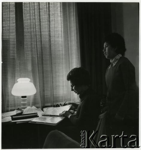 Lata 70., Warszawa, Polska.
Przy biurku dr Zofia Gerlach.
Fot. Irena Jarosińska, zbiory Ośrodka KARTA
