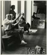 Czerwiec 1979, Warszawa, Polska.
Grafik, rysownik, twórca plakatów profesor Henryk Tomaszewski ze studentami w pracowni w Akademii Sztuk Pięknych.
Fot. Irena Jarosińska, zbiory Ośrodka KARTA
