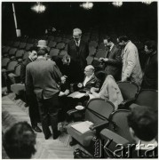 Brak daty, Warszawa, Polska.
Filharmonia Narodowa, w środku rosyjski kompozytor, pianista i dyrygent Igor Strawinski.
Fot. Irena Jarosińska, zbiory Ośrodka KARTA