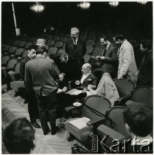 Brak daty, Warszawa, Polska.
Filharmonia Narodowa, w środku rosyjski kompozytor, pianista i dyrygent Igor Strawinski.
Fot. Irena Jarosińska, zbiory Ośrodka KARTA