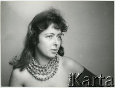 Brak daty, Polska.
Portret kobiety w naszyjniku.
Fot. Irena Jarosińska, zbiory Ośrodka KARTA