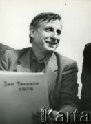 1988, Warszawa, Polska.
Artysta Jan Tarasin podczas pokazu grafiki w pracowni Ireny Jarosińskiej.
Fot. Irena Jarosińska, zbiory Ośrodka KARTA

