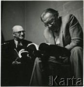 Lata 50., Warszawa, Polska
Antoni Jarosiński (1. z lewej) i fotografik Stanisław Jarosiński.
Fot. Irena Jarosińska, zbiory Ośrodka KARTA