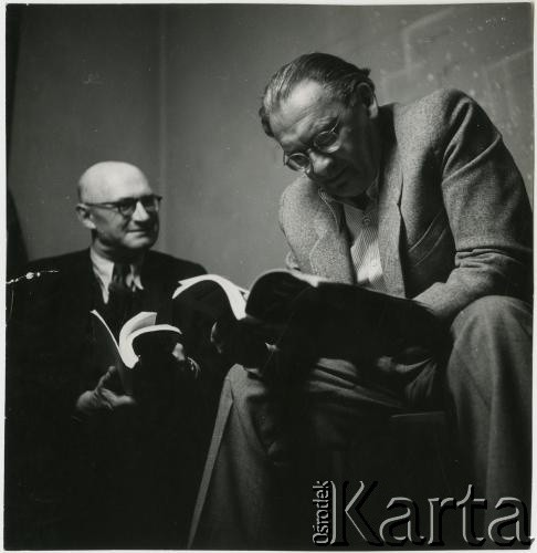 Lata 50., Warszawa, Polska
Antoni Jarosiński (1. z lewej) i fotografik Stanisław Jarosiński.
Fot. Irena Jarosińska, zbiory Ośrodka KARTA