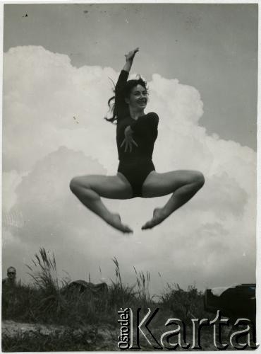 1960, Warszawa, Polska.
Tancerka Barbara Bittnerówna - primabalerina Opery Poznańskiej, Opery Śląskiej i Opery Narodowej w Warszawie.
Fot. Irena Jarosińska, zbiory Ośrodka KARTA