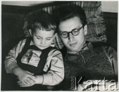 Lata 50., Warszawa, Polska.
Fotograf Zbigniew Dłubak z Markiem - synem Ireny Jarosińskiej
Fot. Irena Jarosińska, zbiory Ośrodka KARTA