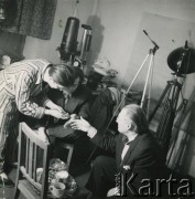 Lata 50., Polska.
Od lewej: fotograf Zbigniew Dłubak, malarz i animator kultury Marian Bogusz i fotograf Stanisław Zieliński.
Fot. Irena Jarosińska, zbiory Ośrodka KARTA