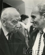 1986, Warszawa, Polska.
Otwarcie wystawy prac malarza Henryka Stażewskiego w pracowni fotografki Ireny Jarosińskiej na ulicy Świerczewskiego 95/99 m. 10a (dziś aleja Solidarności). Z lewej krytyk literacki Artur Sandauer. 
Fot. Irena Jarosińska, zbiory Ośrodka KARTA