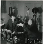Lata 50., Polska.
Malarz i animator kultury Marian Bogusz i fotograf Stanisław Zieliński.
Fot. Irena Jarosińska, zbiory Ośrodka KARTA