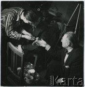 Lata 50., Polska.
Od lewej: fotograf Zbigniew Dłubak, malarz i animator kultury Marian Bogusz i fotograf Stanisław Zieliński.
Fot. Irena Jarosińska, zbiory Ośrodka KARTA