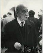 1986, Warszawa, Polska.
Otwarcie wystawy prac malarza Henryka Stażewskiego w pracowni fotografki Ireny Jarosińskiej na ulicy Świerczewskiego 95/99 m. 10a (dziś aleja Solidarności). Na zdjęciu krytyk literacki Artur Sandauer.
Fot. Irena Jarosińska, zbiory Ośrodka KARTA