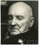 Lata 60., Warszawa, Polska.
Artysta Henryk Stażewski w swojej pracowni.
Fot. Irena Jarosińska, zbiory Ośrodka KARTA
