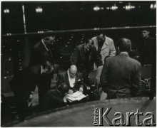 Brak daty, Warszawa, Polska.
Filharmonia Narodowa, na zdjęciu m.in. rosyjski kompozytor, pianista i dyrygent Igor Strawinski (siedzi).
Fot. Irena Jarosińska, zbiory Ośrodka KARTA