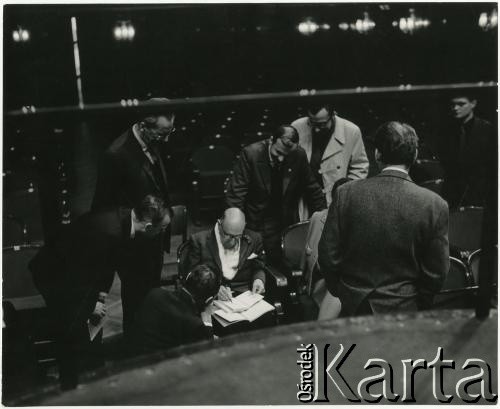 Brak daty, Warszawa, Polska.
Filharmonia Narodowa, na zdjęciu m.in. rosyjski kompozytor, pianista i dyrygent Igor Strawinski (siedzi).
Fot. Irena Jarosińska, zbiory Ośrodka KARTA