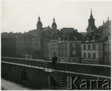 1965-1968, Warszawa, Polska.
Ambasador USA John Gronouski na murze obronnym otaczającym Stare Miasto.
Fot. Irena Jarosińska, zbiory Ośrodka KARTA
