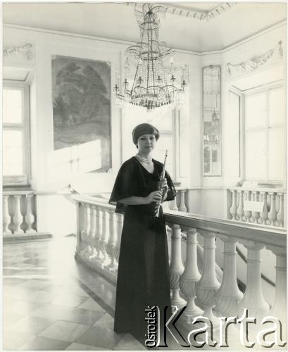 1978, Warszawa, Polska.
Flecistka Elżbieta Gajewska-Gadzina w Pałacu Ostrogskich.
Fot. Irena Jarosińska, zbiory Ośrodka KARTA
