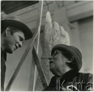 1968, Wrocław, Polska.
Rzeźbiarka Ludwika Nitschowa. W tle fragment pomnika papieża Jana XXIII.
Fot. Irena Jarosińska, zbiory Ośrodka KARTA