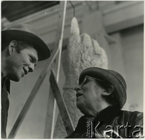 1968, Wrocław, Polska.
Rzeźbiarka Ludwika Nitschowa. W tle fragment pomnika papieża Jana XXIII.
Fot. Irena Jarosińska, zbiory Ośrodka KARTA