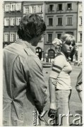 1978, Warszawa, Polska.
Aktor Mirosław Konarowski na Rynku Starego Miasta.
Fot. Irena Jarosińska, zbiory Ośrodka KARTA