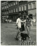 1978, Warszawa, Polska.
Aktor Mirosław Konarowski na Rynku Starego Miasta.
Fot. Irena Jarosińska, zbiory Ośrodka KARTA